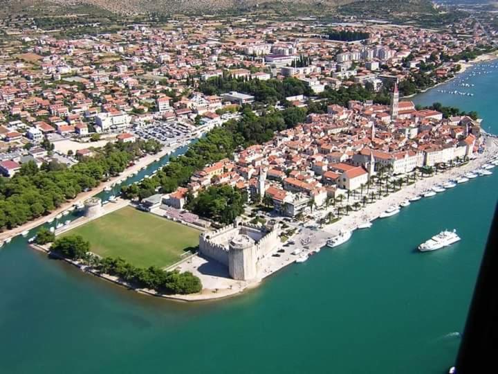Apartman Mikola With Sea View Trogir Kültér fotó