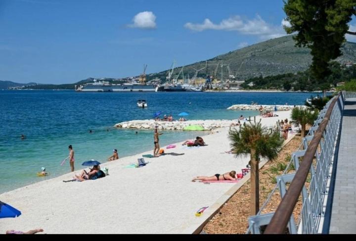 Apartman Mikola With Sea View Trogir Kültér fotó